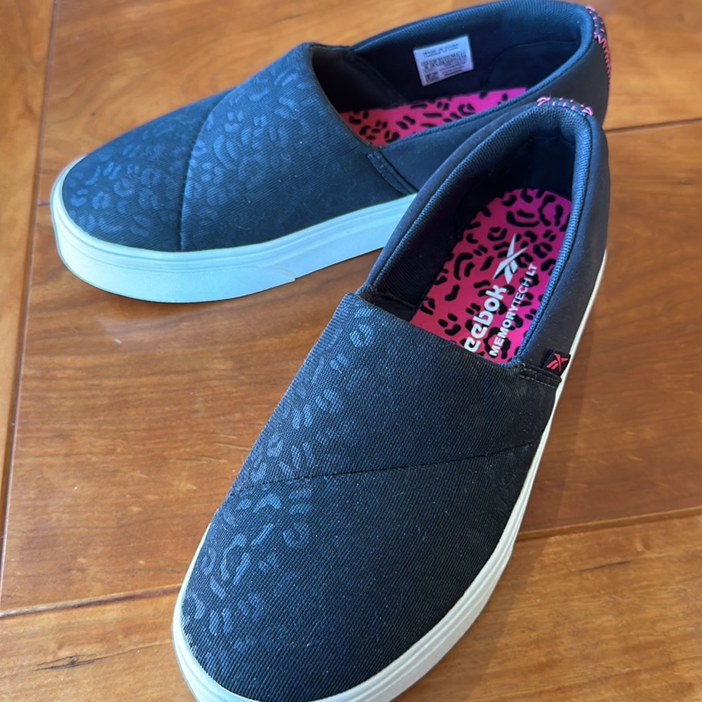 Black Slipon Reebok sneakers, 8M, NEW, never worn